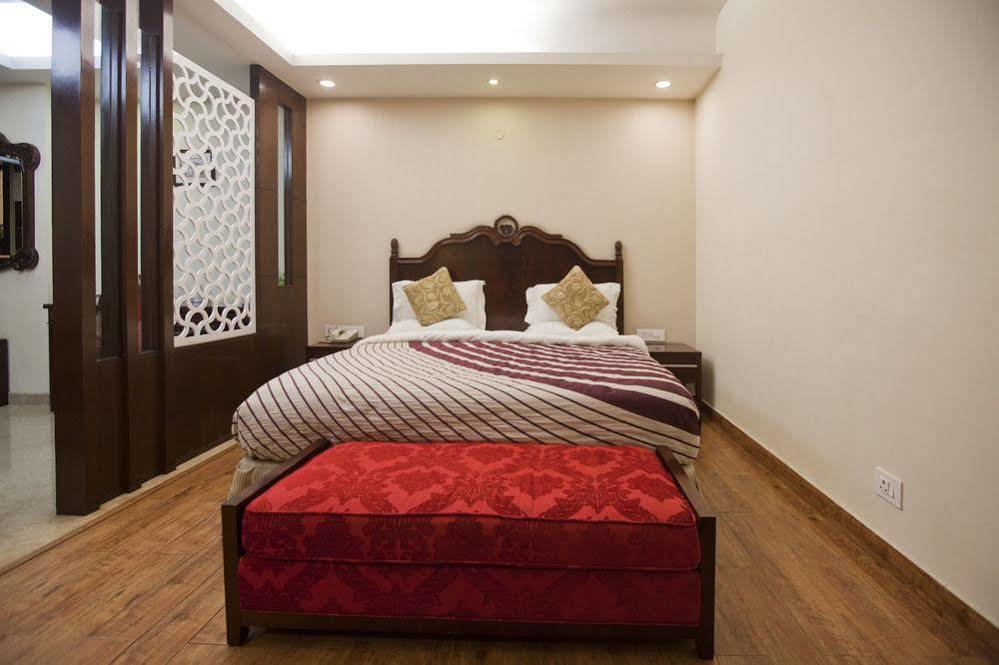 Oyo Premium Pitampura Hotel New Delhi Exterior foto